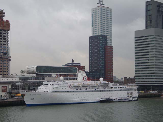 Cruiseschip ms Black Prince van Fred Olsen aan de Cruise Terminal Rotterdam